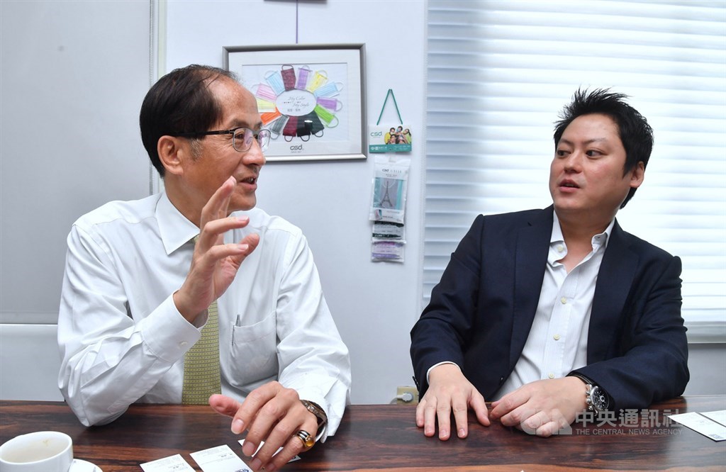 中衛營運長張德成(右)笑說,本來想讀音樂,後來父母不肯才改念建築設計;一旁的中衛董事長兼總經理張豐聯(左)聽完隨即補充說,念設計才是一技之長,才能養活自己。中央社記者王飛華攝 109年2月16日