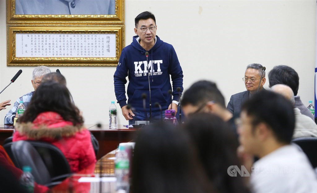 國民黨主席候選人江啟臣(後中)16日出席革命實踐研究院「傾聽之旅」活動。中央社記者謝佳璋攝 109年2月16日