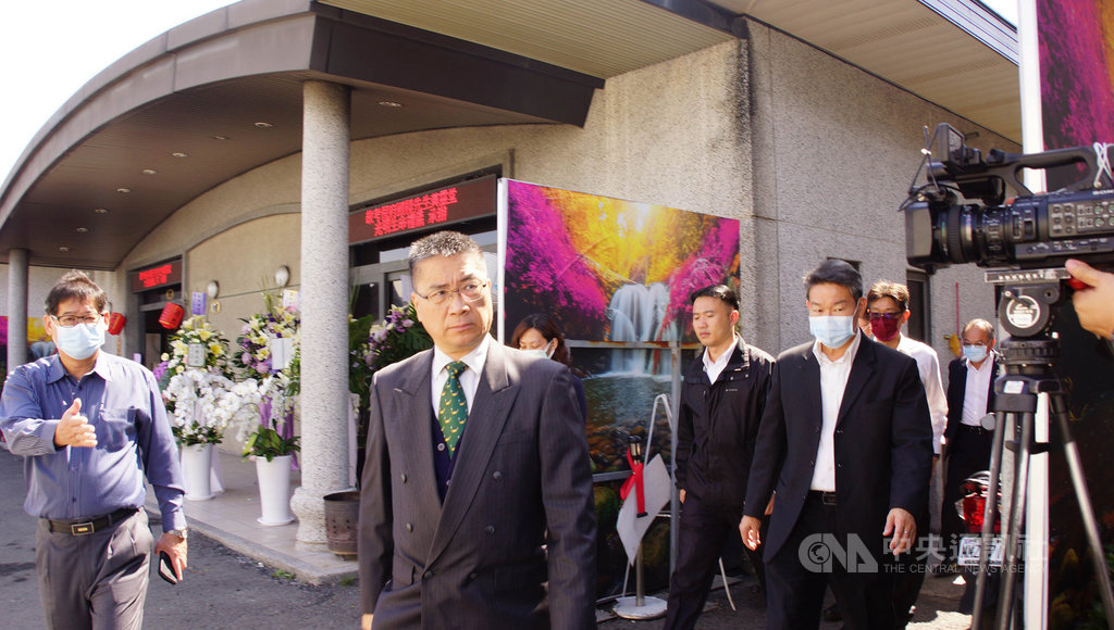 高雄市消防局鳳祥分隊一輛消防水箱車日前出勤途中發生車禍,造成1死4傷,內政部長徐國勇(左2)16日至殉職的小隊長馮永昌靈前弔唁。中央社記者程啟峰高雄攝 109年2月16日