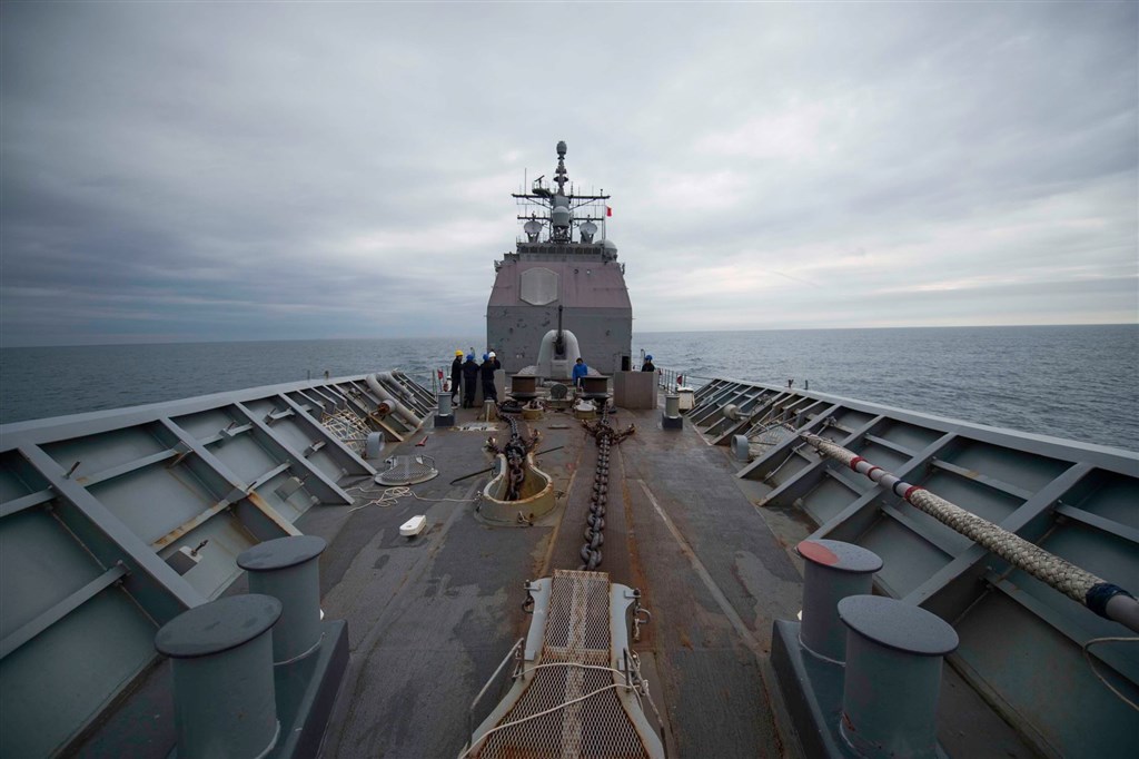 美軍第七艦隊16日(台灣時間)公開飛彈巡洋艦「昌塞勒斯維號」15日由東海航向南海的照片。(圖取自facebook.com/7thfleet)