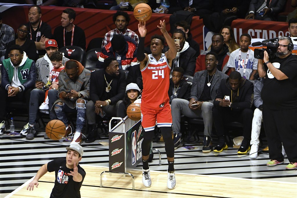 美國職籃NBA15日舉行三分球大賽,沙加緬度國王後衛希爾德(投籃者)抱走勝利。(圖取自twitter.com/NBAAllStar)