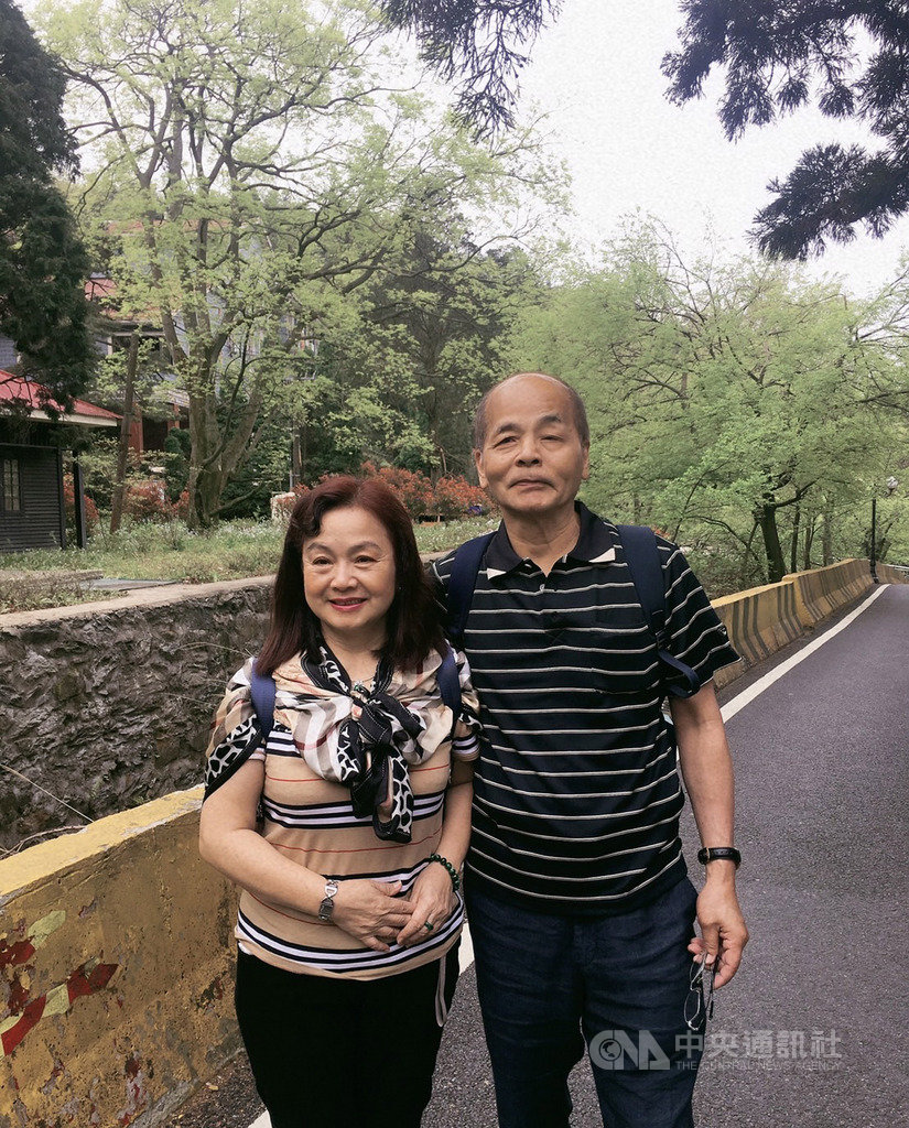 花蓮縣壽豐鄉長曾淑懿被控違反選罷法,法官一審判處有期徒刑4年,褫奪公權3年,依法須停職。花蓮縣政府將在3個月內辦理補選。圖為曾淑懿(左)和丈夫劉耀宗(右)。(民眾提供)中央社記者李先鳳傳真 109年2月16日