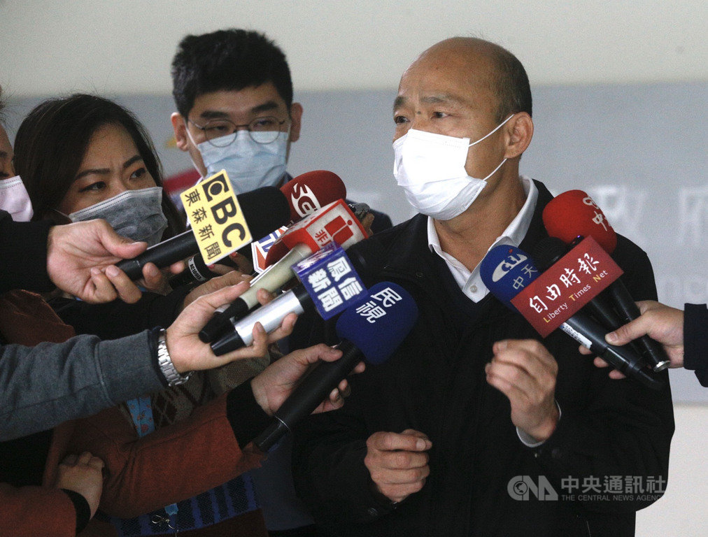 高雄市日前發生消防車被貨車撞翻事件造成1死4傷;高雄市長韓國瑜(右)17日受訪指出,約有90%以上的交通事故是人為造成,包括路權忽視、習慣不守法、缺乏防禦駕駛觀念等,主張交通安全教育要從小做起,也要從執法工作、宣導、監理等各方面保障駕駛行為。中央社記者董俊志攝 109年2月17日