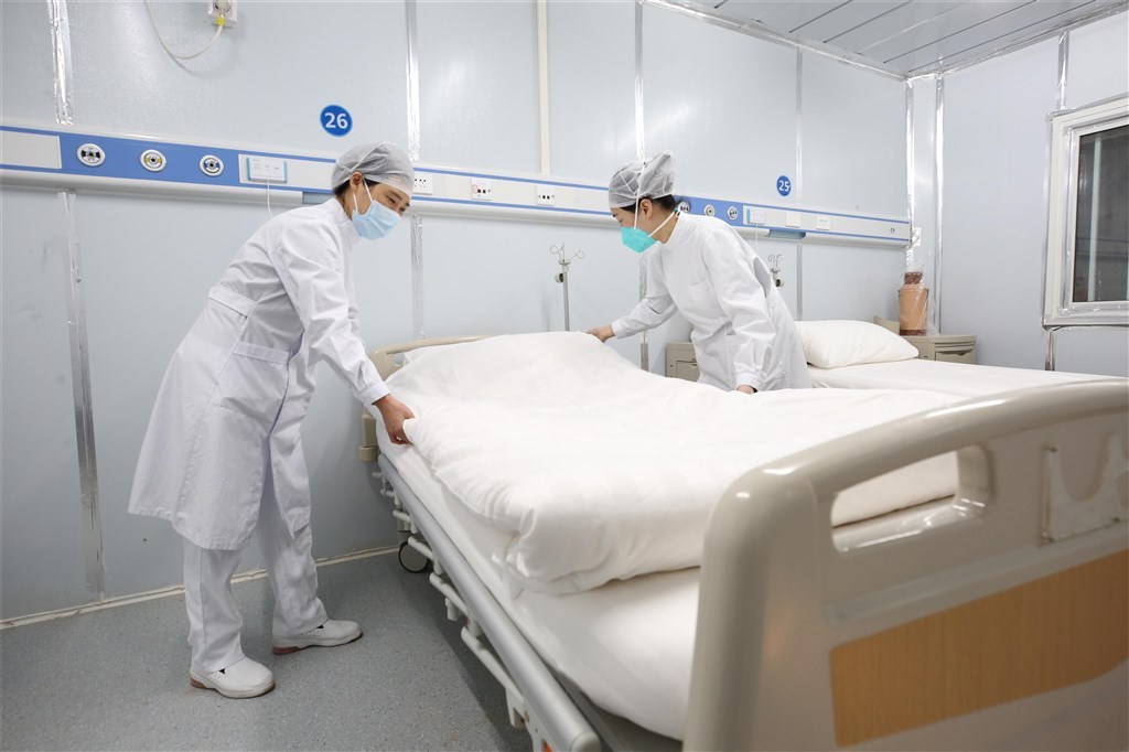 中國官方17日公布2019冠狀病毒疾病疫情數據,截至16日,中國累計確診病例已達7萬548例,死亡病例1770例。圖為武漢雷神山醫院醫護人員整理病房。(中新社提供)