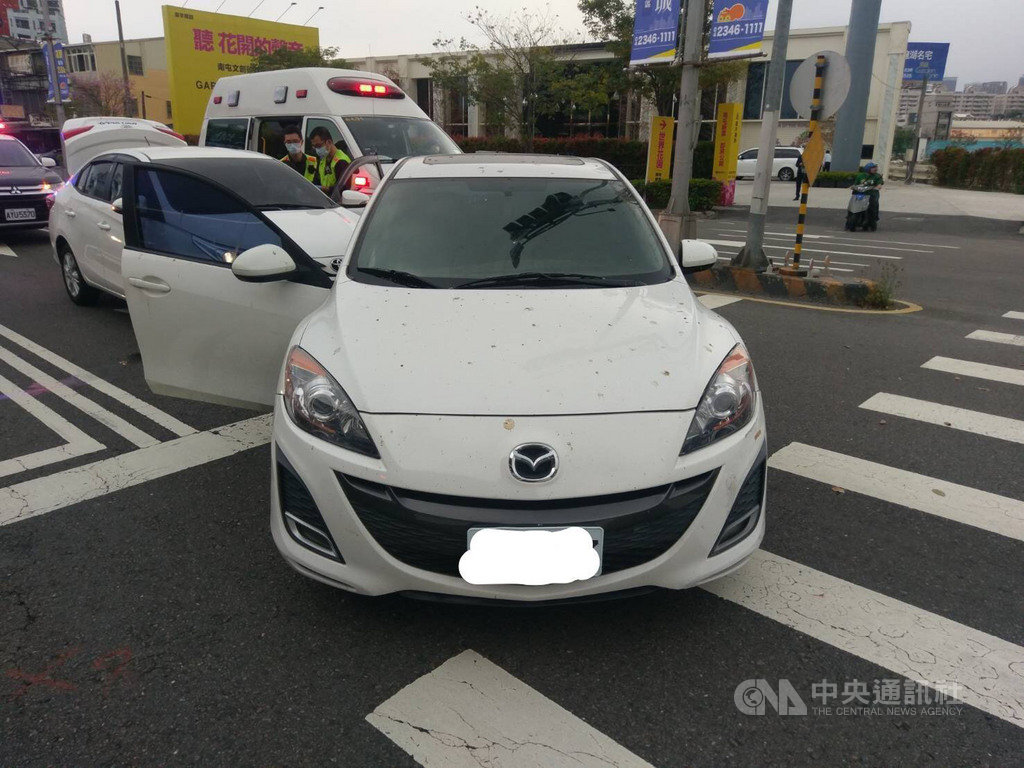 台中市南屯區15日發生當街前後夾擊被害人車子搶走近千萬元現金案,阮男駕駛車子停等紅燈時,遭白色車輛與黑色車輛前後包夾,有人下車敲破車窗持球棒及開山刀等傷害阮男,接著取走放在副駕駛座的2袋現金後,將租來的白車留在現場,搭乘黑色車輛逃離現場。(翻攝照片)中央社記者郝雪卿傳真 109年2月17日