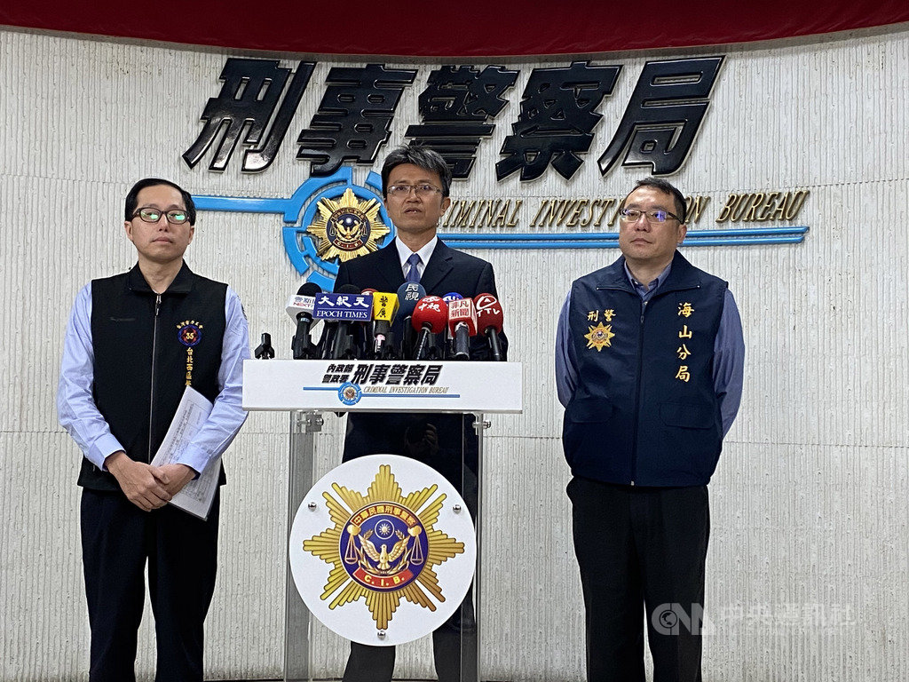 刑事局偵查第八大隊第三隊隊長溫裕宏(中)17日表示,南部打擊犯罪中心去年8月獲報,指北部地區有男子裝設大量比特幣礦機挖礦,且有涉嫌竊電的不法情事,經近半年蒐證,於2月中旬將楊姓父子3人逮捕送辦。中央社記者黃麗芸攝 109年2月17日