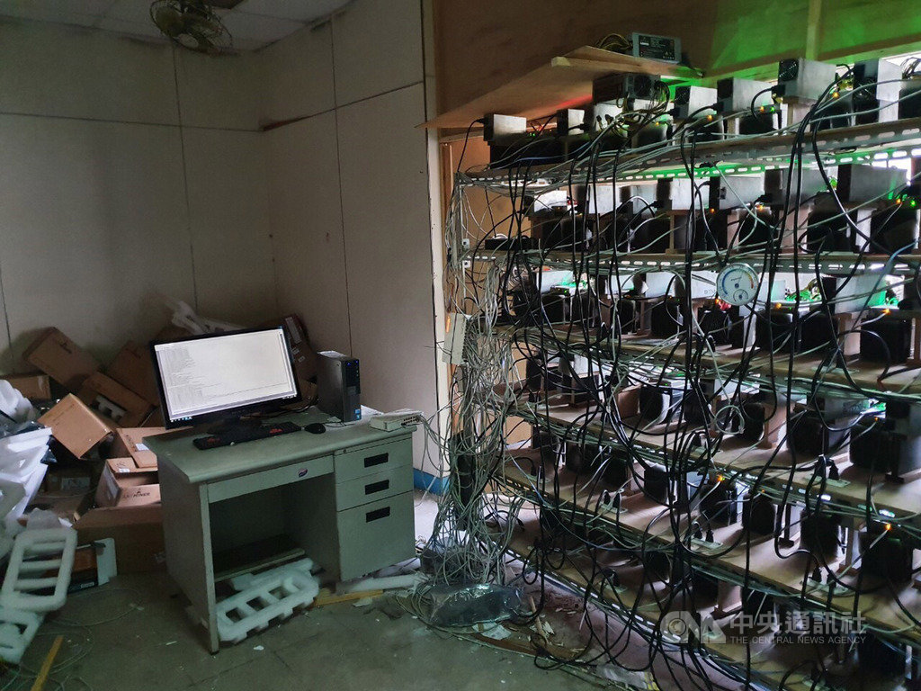 刑事局獲報北台灣有男子裝設大量比特幣礦機,疑非法竊電挖礦,警方蒐證近半年,於2月中旬查獲楊姓父子3人送辦,台電將求償新台幣8500萬元。(刑事局提供)中央社記者黃麗芸傳真 109年2月17日