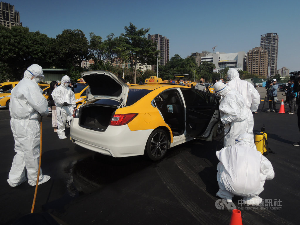受到武漢肺炎疫情影響,計程車生意受影響,台中市政府17日起提供2處消毒點,進行車輛消毒服務,盼能讓民眾安心搭乘。中央社記者郝雪卿攝 109年2月17日