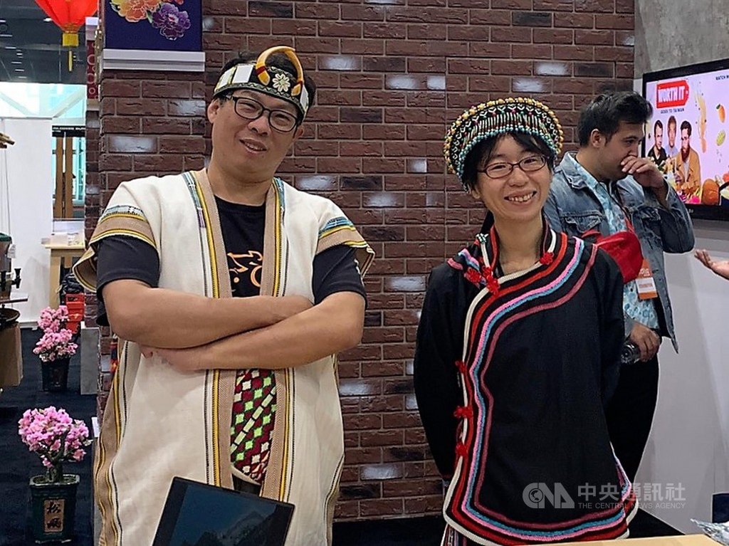 野樵國際旅行社總經理楊志明(左)身穿原住民服飾,宣傳台灣山脈旅遊。中央社記者林宏翰洛杉磯攝 109年2月17日