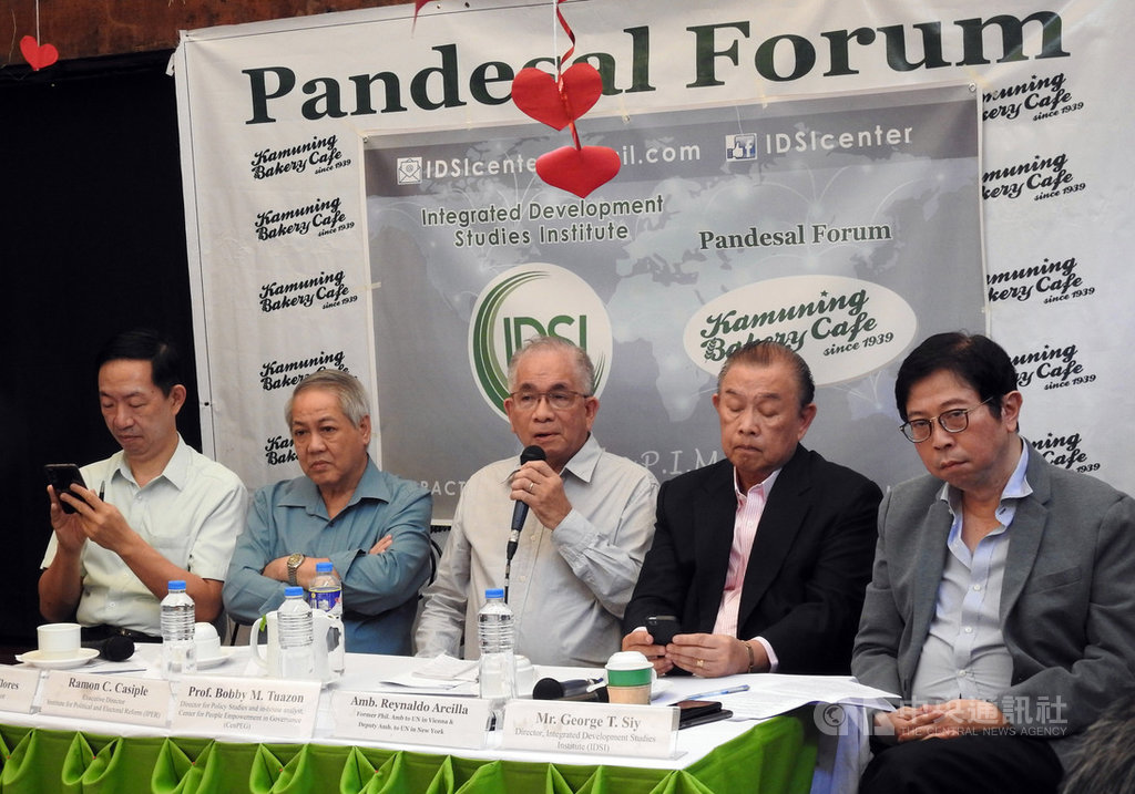 菲律賓政治分析家杜松(中)、前外交官阿西亞(右2)、綜合發展研究所(IDSI)所長李棟樑(右1)17日在媒體人李天榮主辦的「麵包論壇」上主張退出菲美軍隊互訪協定對菲國有利。中央社記者陳妍君馬尼拉攝 109年2月17日