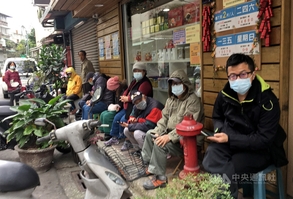 位於新北市板橋的藥局17日中午仍有排隊人潮等待買口罩,民眾希望政府加速口罩產能,讓需求者不用如此辛苦買口罩。中央社記者黃旭昇新北攝 109年2月17日