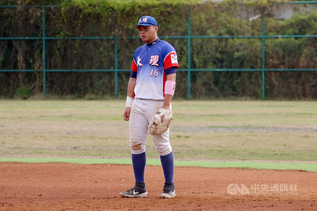 高中木棒聯賽第二階段,大理高中李展毅(圖)再開轟,單場3安、5局敲出兩分砲,率隊以5比3擊敗東石高中。(學生棒球聯盟提供)中央社記者謝靜雯傳真 109年2月17日