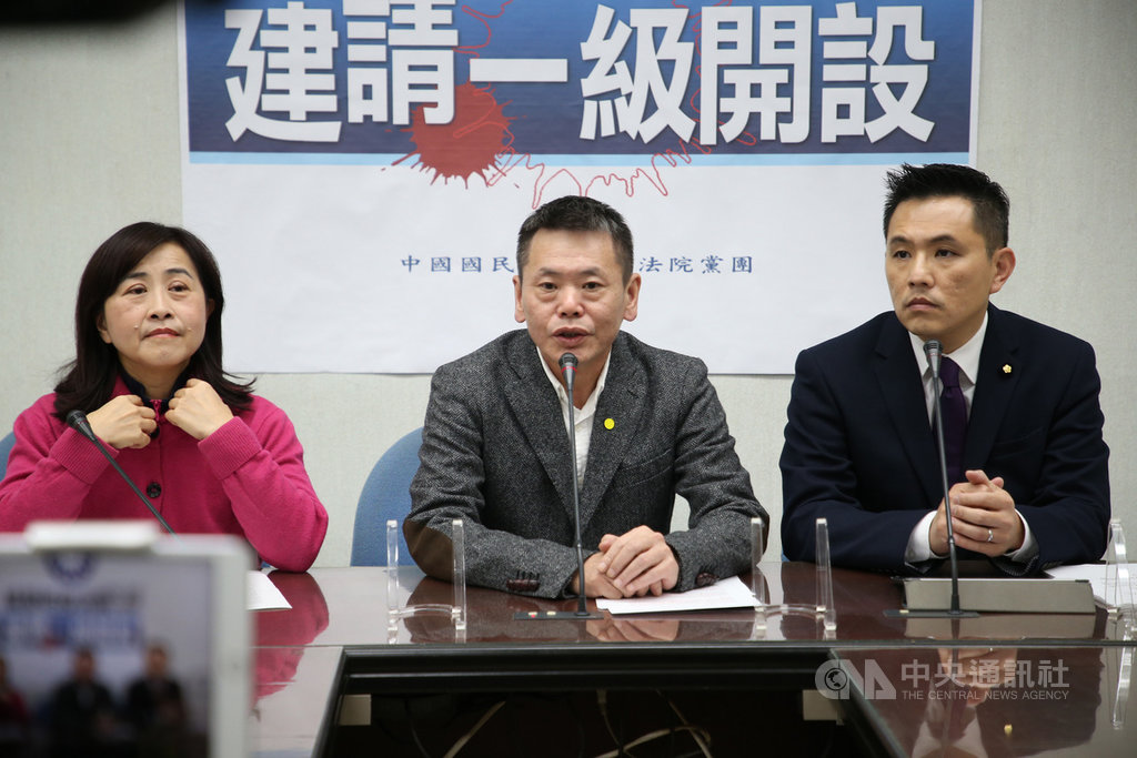國民黨立法院黨團總召林為洲(中)17日舉行記者會指出,因武漢肺炎疫情持續升溫,建請疫情指揮中心一級開設。中央社記者鄭傑文攝 109年2月17日