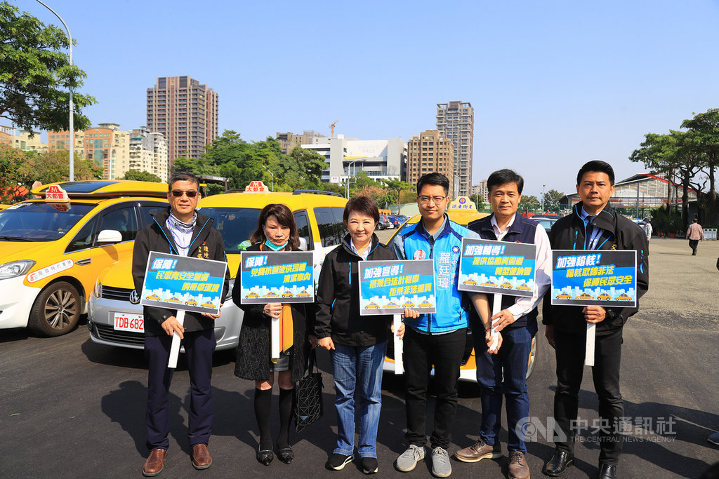 台中市政府為協助計程車業者落實車輛消毒,17日起在文心拖吊保管場提供計程車輛消毒服務,市長盧秀燕(左3)到場視察執行情形。中央社記者郝雪卿攝 109年2月17日