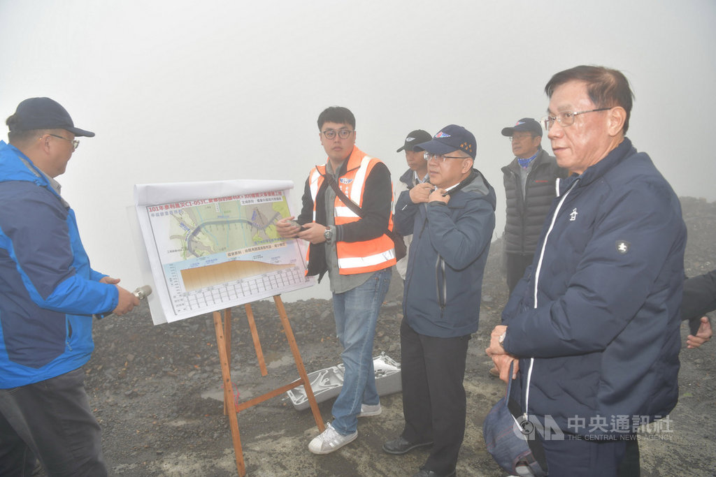 南投縣長林明溱(前右)17日與交通部公路總局長陳彥伯(前右2)踏勘力行產業道路指標46.3公里處,此處將興建明隧道,工程預計3月發包。中央社記者蕭博陽南投縣攝 109年2月17日