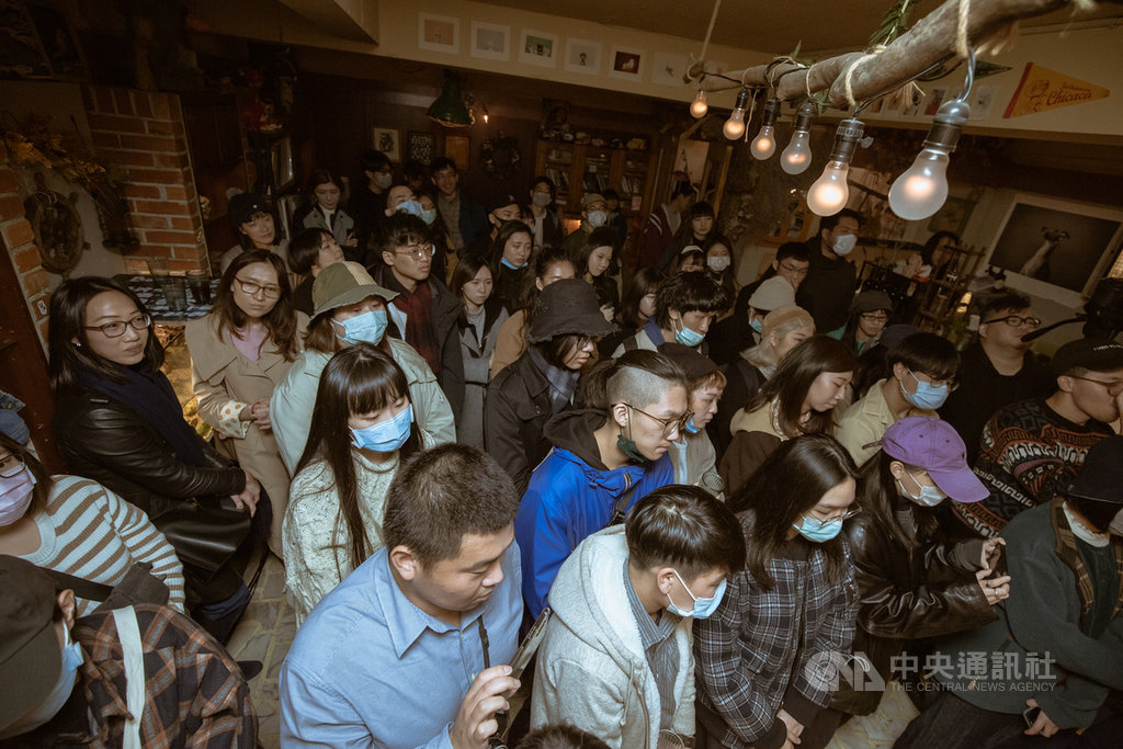 獨立、非主流音樂近年聲勢愈來愈大,樂團Deca Joins主唱鄭敬儒17日舉辦小型演出,完全是透過網路活動分享,票券才開賣一天內就完售。(Basement提供)中央社記者陳秉弘傳真 109年2月17日