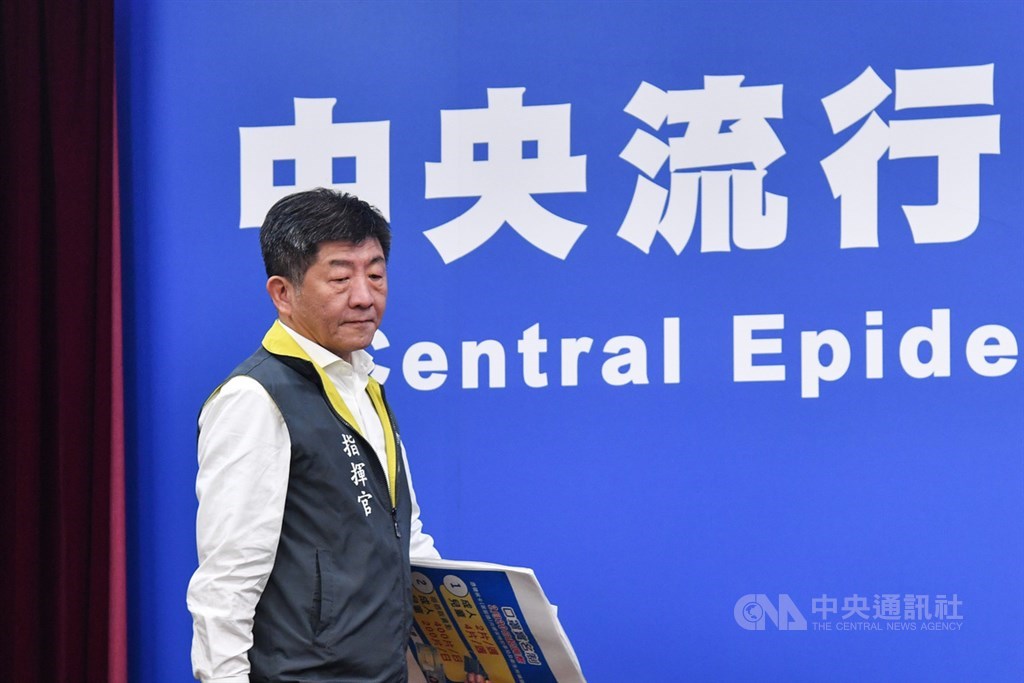 台灣16日宣布首例武漢肺炎死亡病例,為一名白牌車司機。中央流行疫情指揮中心17日晚間舉行記者會,指揮官、衛福部長陳時中(圖)宣布,司機的2名家人確診,疑為過年家庭聚會時遭傳染。中央社記者林俊耀攝 109年2月17日