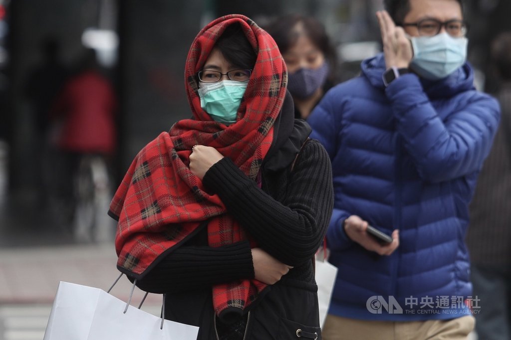 中央氣象局表示,寒流影響,17日清晨台南以北及宜花氣溫只有攝氏9到12度,氣象局持續針對這些地方發布低溫特報,白天北台灣持續寒冷,高溫僅12度左右。中央社記者吳家昇攝 109年2月17日
