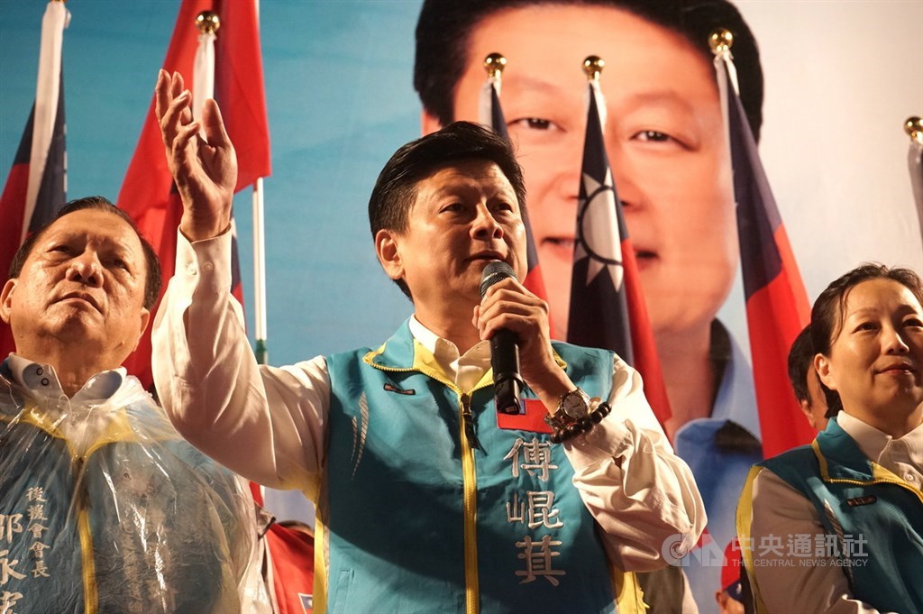 國民黨18日原本預定召開考紀會,處理立委傅崐萁恢復黨籍案,但國民黨晚間發布新聞稿表示,可出席考紀委員會的委員人數,未達法定人數,取消18日的第9次考紀委員會議。圖為傅崐萁先前以無黨籍身分投入花蓮縣立委選戰。(中央社檔案照片)