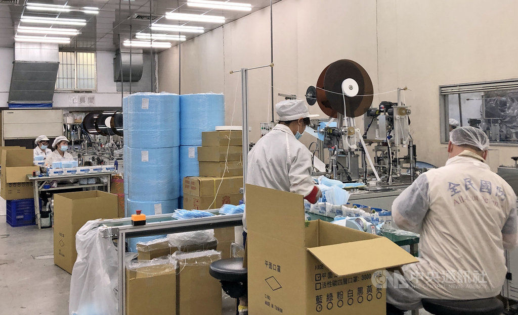 新北口罩大廠台灣康匠企業17日表示,原有的15條產線全開外,並配合經濟部新增產線全力增產,感謝國防部增加人力協助生產線包裝與相關配套方案。(台灣康匠提供)中央社記者黃旭昇新北傳真 109年2月17日