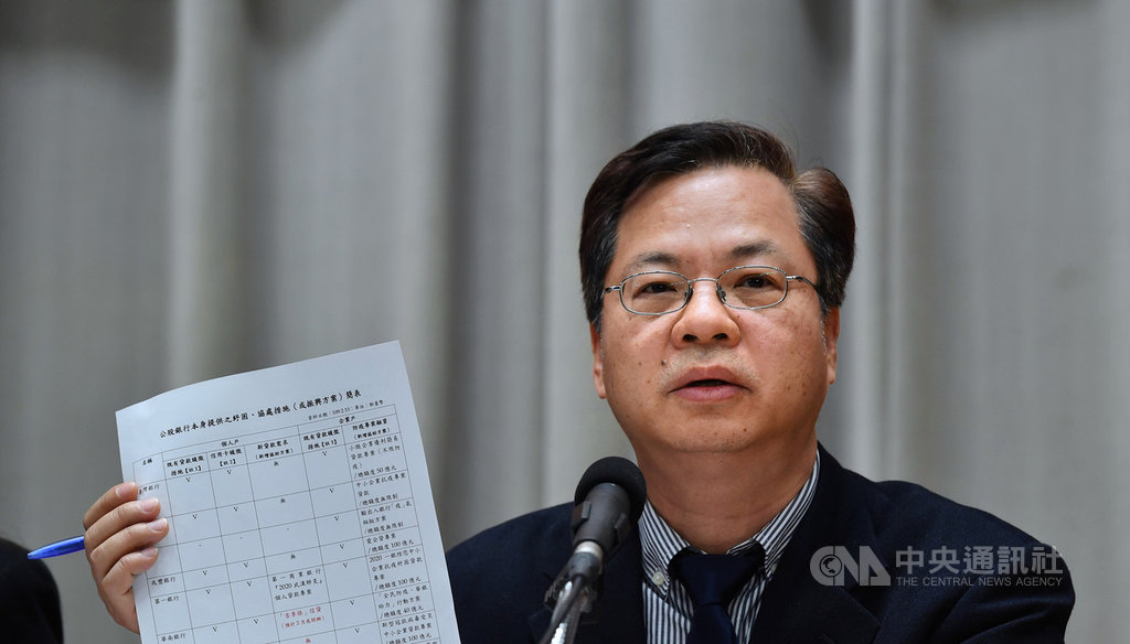 行政院政務委員龔明鑫17日在記者會上表示,行政院規劃推出新台幣20億元的抵用券,除了夜市、商圈、餐飲,藝文活動也會納入抵用券,但使用形式是否有區隔,還在討論。中央社記者王飛華攝 109年2月17日