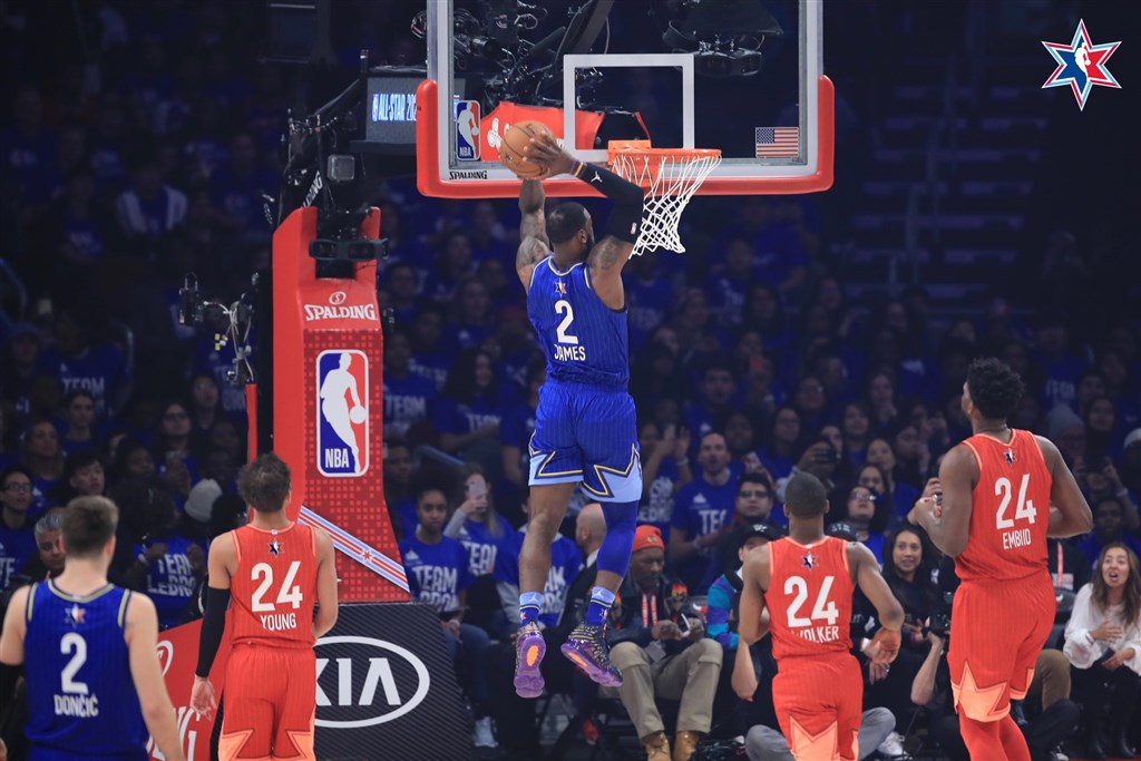 NBA眾家好手向驟逝傳奇球星布萊恩的「曼巴精神」看齊,讓明星賽成為「真槍實彈」的對抗,詹姆斯隊最後以157比155逆轉擊敗安特托昆博隊。前中為詹姆斯。(圖取自twitter.com/Lakers)