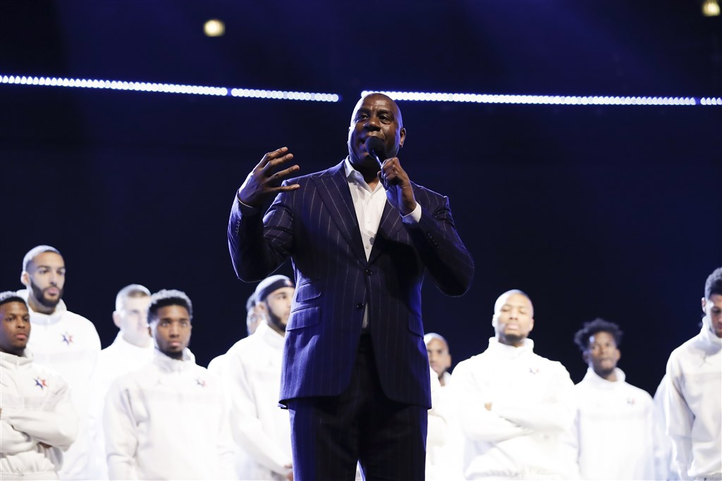 為了悼念日前驟逝、生涯20年都在NBA洛杉磯湖人度過的布萊恩,16日在明星賽前,湖人傳奇球星魔術強森(前)特別致詞。(美聯社)