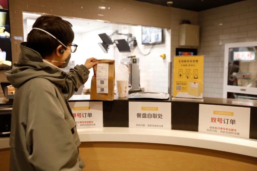 武漢肺炎疫情持續在中國擴散,麥當勞等其他速食業者紛紛加快腳步推出「無接觸」取餐及外送服務。(圖取自麥當勞中國網頁mcdonalds.com.cn)