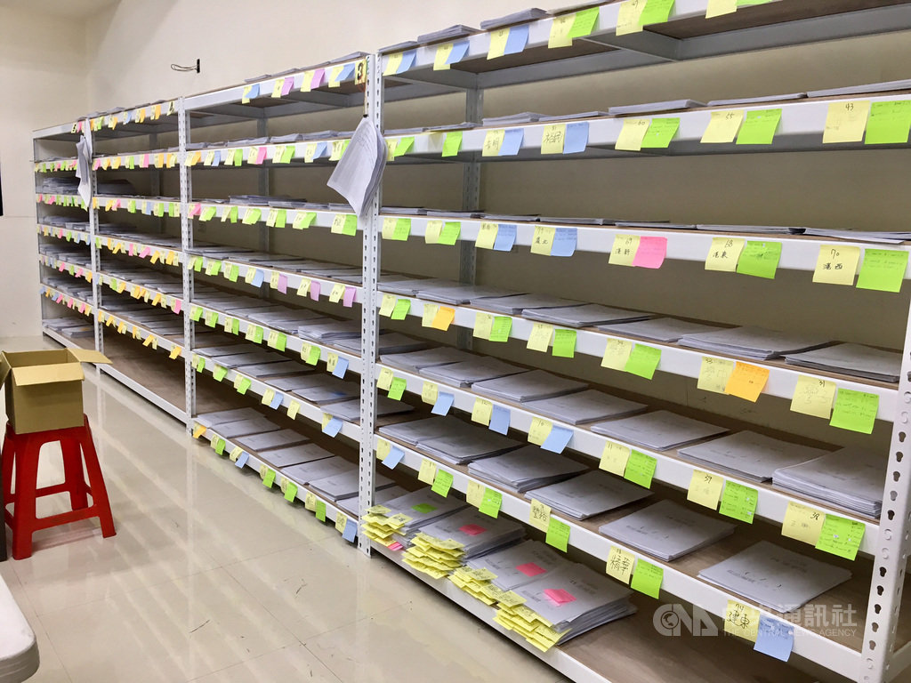 罷免高雄市長韓國瑜連署書已達到30萬份目標,公民團體以直播方式曝光整理罷韓連署書分類及造冊作業情形。(Wecare高雄提供)中央社記者王淑芬傳真 109年2月18日