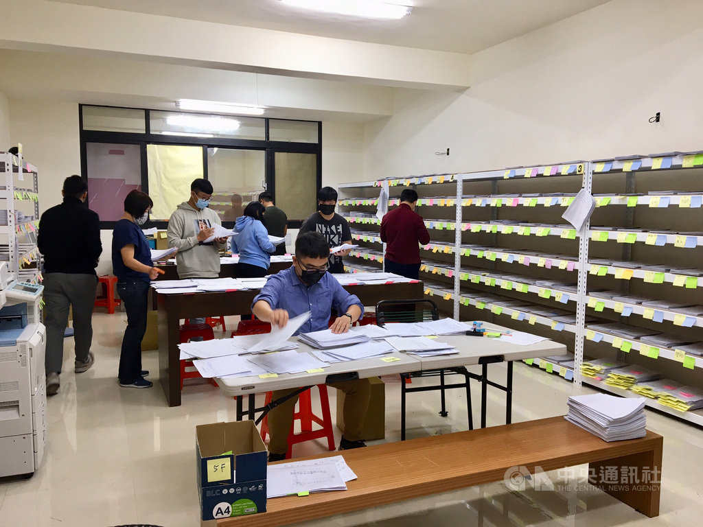公民團體整理罷免高雄市長韓國瑜連署書,百名志工日夜接力,啟動繁瑣的造冊流程及相關分類作業。中央社記者王淑芬傳真 109年2月18日