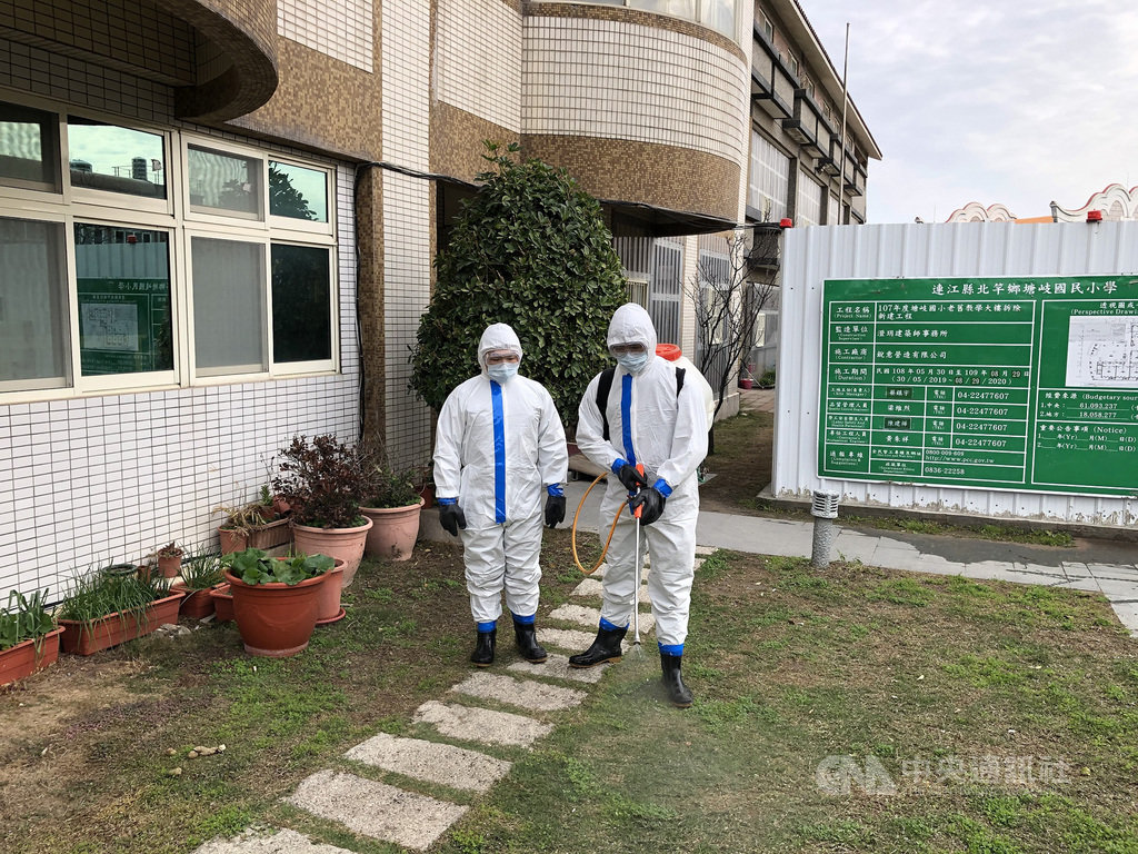 因應武漢肺炎防疫,今年高中職以下學校開學延至25日,馬祖防衛指揮部協助馬祖各級學校完成全面消毒。(連江縣政府提供)中央社 109年2月18日