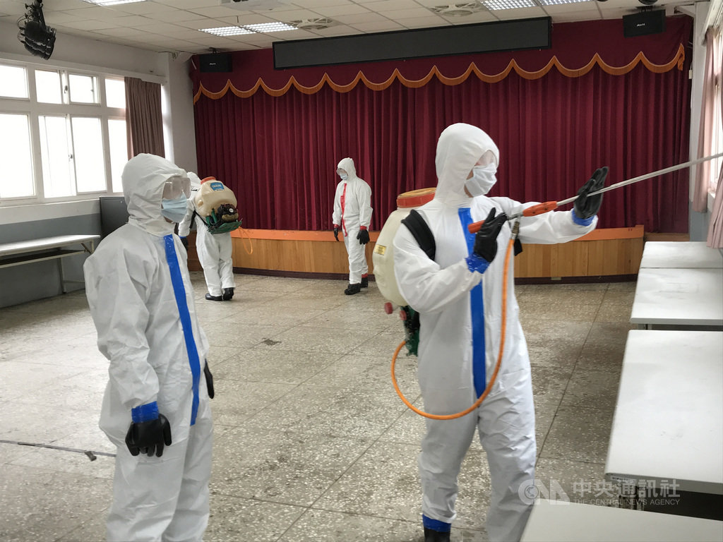 因應武漢肺炎防疫,今年高中職以下學校開學延至25日,馬祖防衛指揮部協助馬祖各級學校執行環境消毒工作。(連江縣政府提供)中央社 109年2月18日