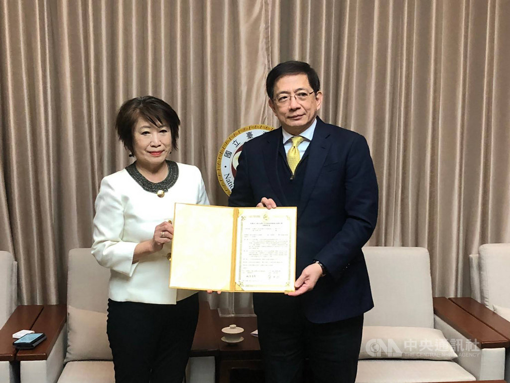 陳文成博士紀念基金會與台灣大學簽訂捐贈契約,簽約1年內將完成陳文成事件紀念廣場的興建。右為台大校長管中閔。(台大學生會提供)中央社記者許秩維傳真 109年2月18日