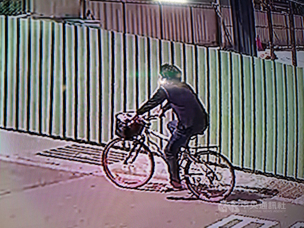 台南市陳姓男子失業缺錢,14日騎著腳踏車當街搶奪86歲老婦的皮包,得手新台幣110元,18日遭警方逮捕送辦。(翻攝照片)中央社記者張榮祥台南傳真 109年2月18日
