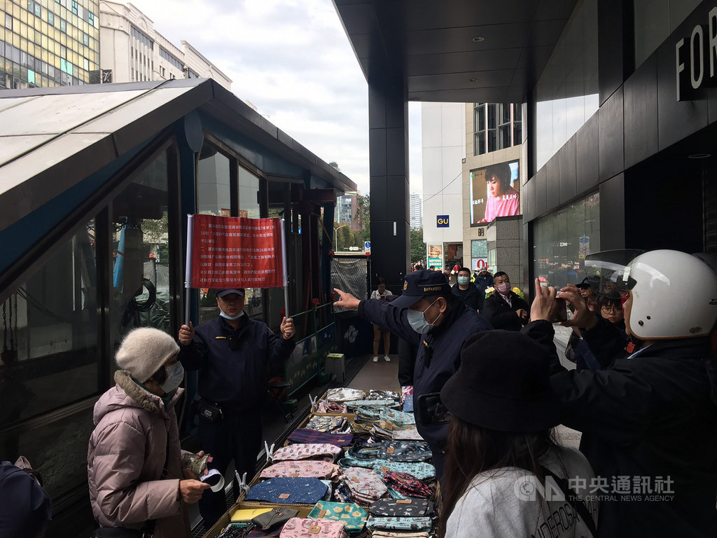 沈姓夫妻違規擺攤頻遭警取締,共欠繳新台幣226萬餘元罰鍰。行政執行署台北分署為彰顯公權力,18日會同警方前往擺攤現場,當場查封販售貨品10箱。(行政執行署台北分署提供)中央社記者劉世怡傳真 109年2月18日