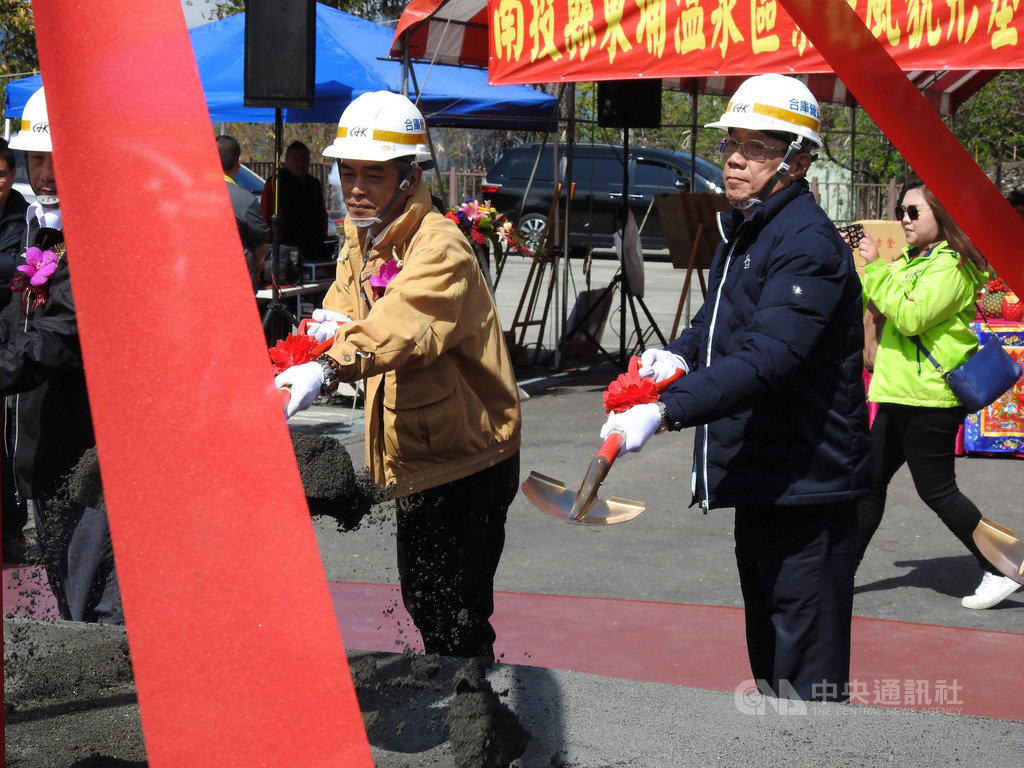 南投縣信義鄉東埔溫泉區歷史悠久,縣府在當地進行景觀風貌改造工程,18日正式開工動土,南投縣長林明溱(前右)與會執鏟。(南投縣政府提供)中央社記者蕭博陽南投縣傳真 109年2月18日