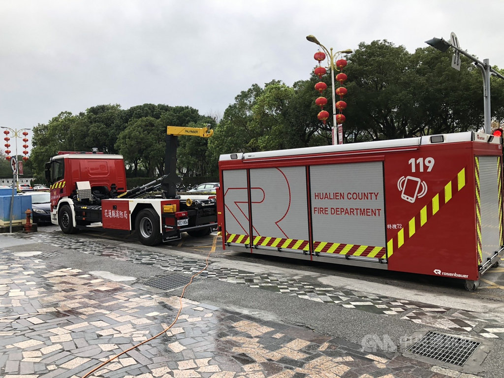 花蓮縣消防局表示,勾拉臂式裝備器材車以完善器材裝備為重點,貨櫃內可裝載所有救災裝備,透過自動化拆卸工具,只需2分鐘就能搭建臨時設備支援中心,支援救難人員。(花蓮縣消防局提供)中央社記者張祈傳真 109年2月18日