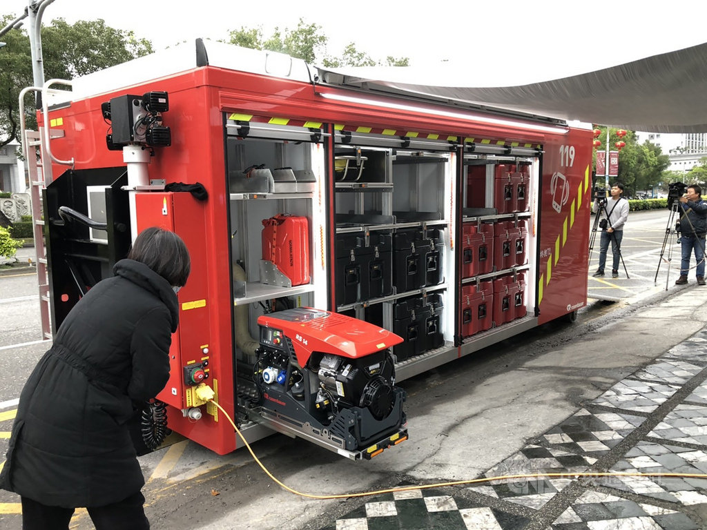 花蓮縣政府向中央爭取逾千萬元經費,向奧地利消防車輛製造商購買,也是全國唯一,全車在國外打造的勾拉臂式裝備器材車。(花蓮縣消防局提供)中央社記者張祈傳真 109年2月18日