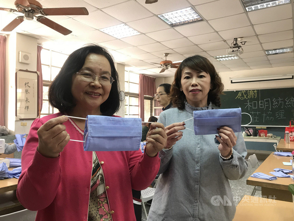 開學在即,因應武漢肺炎疫情嚴峻,雲林縣平和國小校長羅瑞蓉(左)和家長會長蔡昱綺(右)等人特別趕製口罩布套,讓學生開學後每人有2個可替換使用。 中央社記者姜宜菁攝 109年2月18日