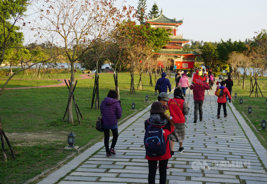 受武漢肺炎疫情衝擊,金門縣搶救觀光市場,主動邀請台北、高雄近150家旅行社經理級以上人士到金門進行3天2夜踩線考察,也為金門景點增添人氣。中央社記者黃慧敏攝 109年2月18日