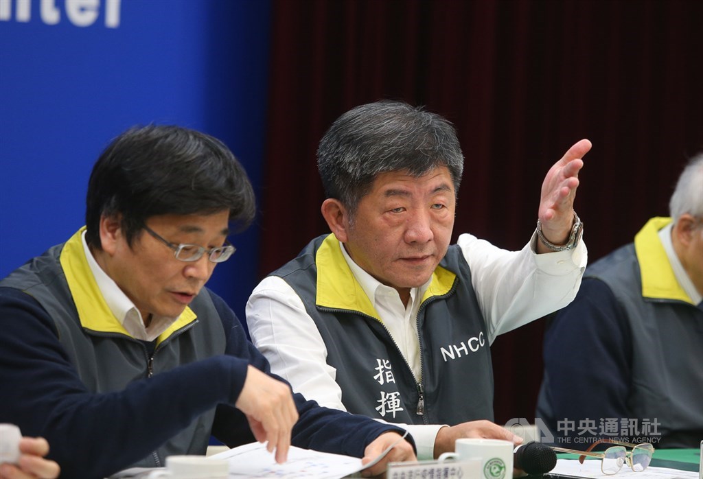 台灣首例武漢肺炎死亡個案引發家庭群聚,有職場受波及。指揮中心指揮官陳時中(中)18日對此表示,職場接觸者58人採檢都陰性,疫情可能不會外擴。中央社記者謝佳璋攝 109年2月18日