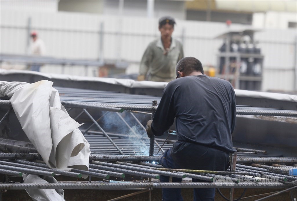 武漢肺炎衝擊國內企業經營,勞動部18日宣布將匡列5億預算用於充電再出發訓練計畫,補助事業單位辦訓費用最高新台幣350萬元。(中央社檔案照片)