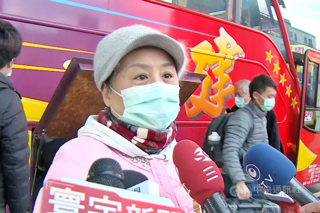 日前深夜搭乘包機自武漢返台的台商及眷屬18日清晨解除隔離陸續返家,有民眾受訪表示,裡面都很好,三餐都會定時送到門口,醫護人員每天都會透過廣播詢問眾人情況;能離開檢疫所心情真的很好,回家想好好休息一段時間。中央社記者吳睿騏桃園攝 109年2月18日