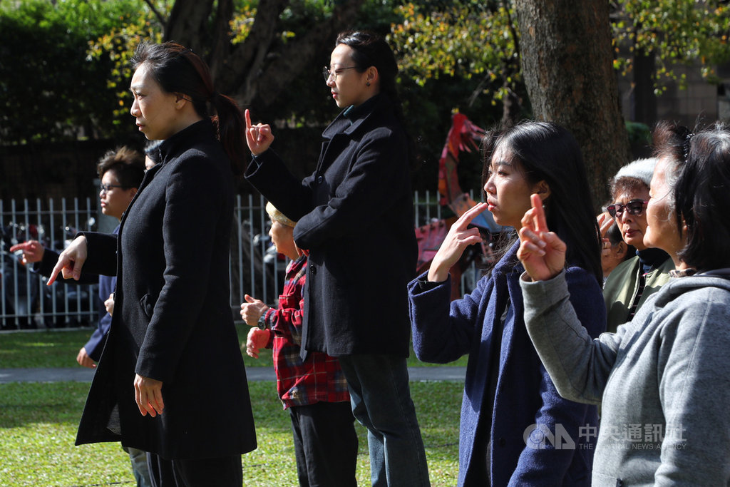 多個民間團體共同發起二二八事件73週年紀念活動,將在22日號召民眾上街遊行,18日在台北舉行記者會,搶先呈現紀念行動特別規畫以「手語念柏楊的詩」等節目。中央社記者王騰毅攝 109年2月18日