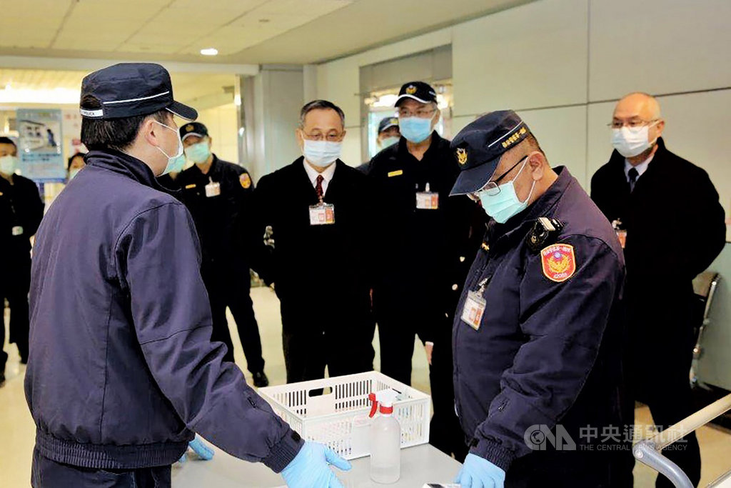 警政署長陳家欽(後中)自農曆春節以來,已多次巡視桃園國際機場等地,除實地了解員警執勤狀況,並向中央流行疫情指揮中心爭取調配第一線員警使用防疫物資,讓同仁出勤更安心。(內政部警政署航空警察局提供)中央社記者吳睿騏桃園機場傳真 109年2月18日