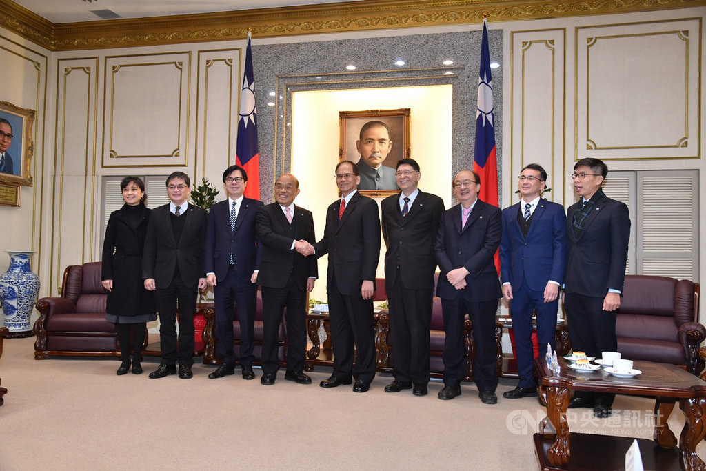 行政院長蘇貞昌(左4)18日前往立法院拜會立法院長游錫堃(左5),兩人握手合影。圖左起為行政院發言人Kolas Yotaka、祕書長李孟諺、副院長陳其邁;右起為民進黨立法院黨團書記長鍾佳濱、幹事長鄭運鵬、總召柯建銘及立法院祕書長林志嘉。中央社記者王飛華攝 109年2月18日