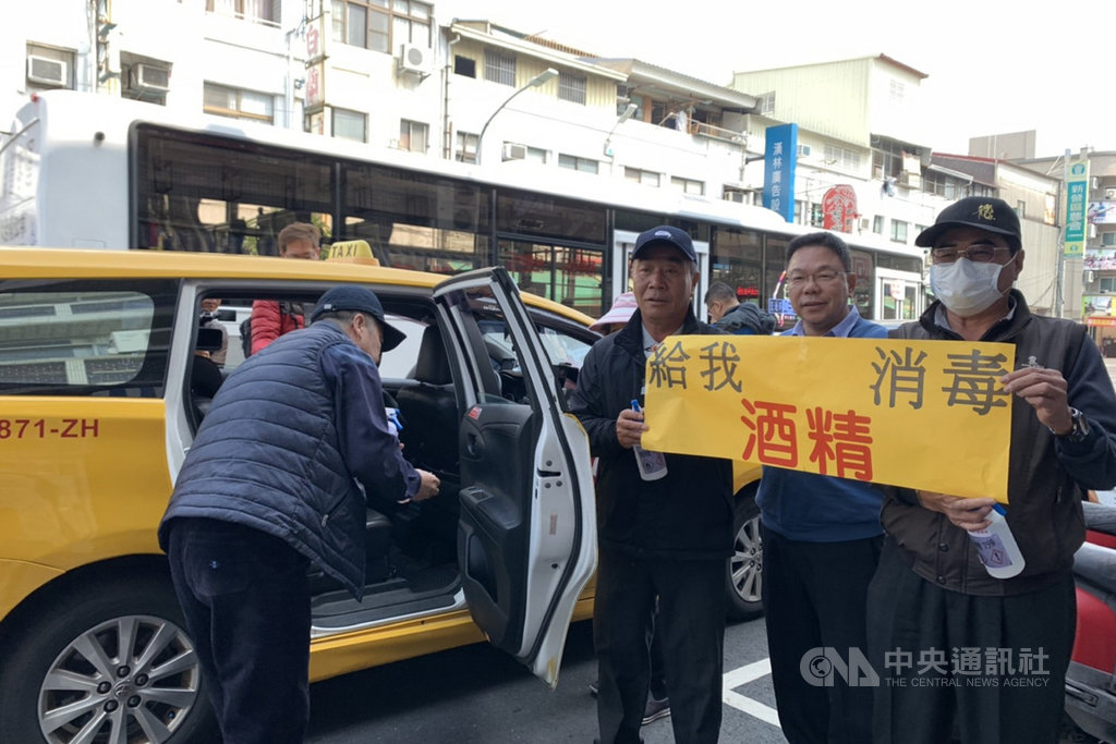 台南市議員蔡育輝(右2)媒合化學製藥公司提供一批酒精,讓計程車司機用來消毒,協助加強計程車的防疫工作。(蔡育輝提供)中央社記者楊思瑞台南傳真 109年2月18日