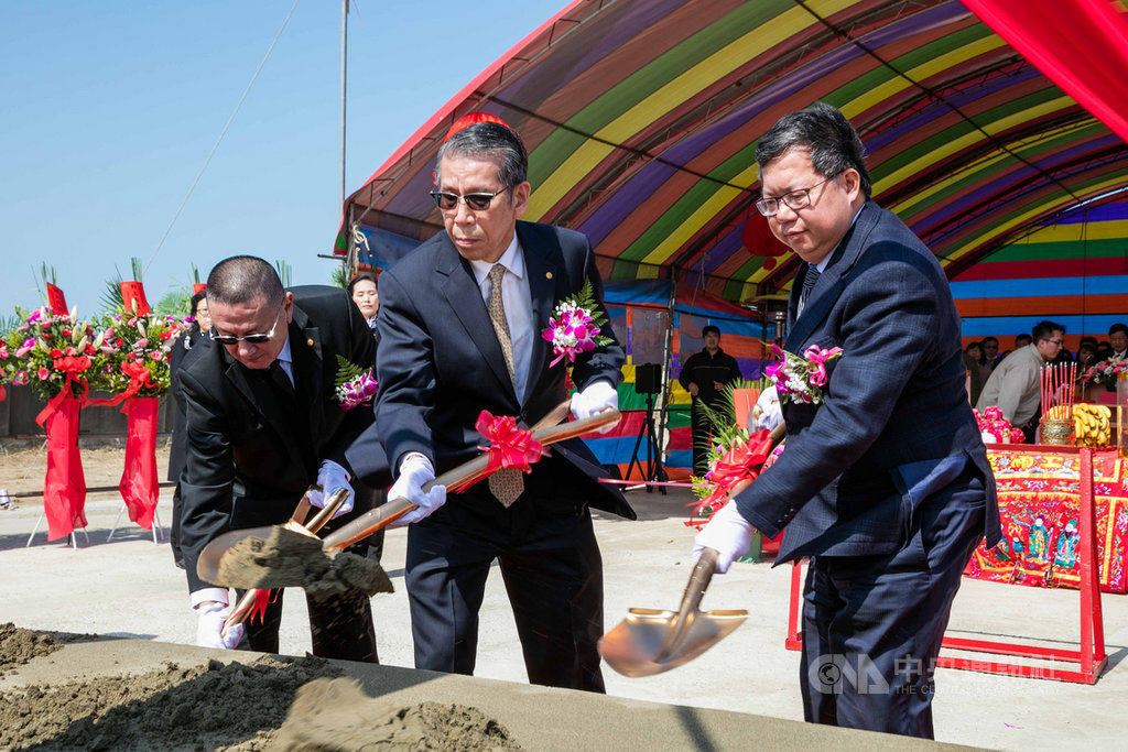 搶攻網購商機,榮運大園倉儲物流園區18日舉行動土典禮,榮運董事長陳義忠表示,大園物流園區緊鄰機場與台北港,占據優勢地理位置。右起依序為桃園市長鄭文燦、榮運董事長陳義忠、總經理林晁榮。(榮運提供)中央社記者潘羿菁傳真 109年2月18日