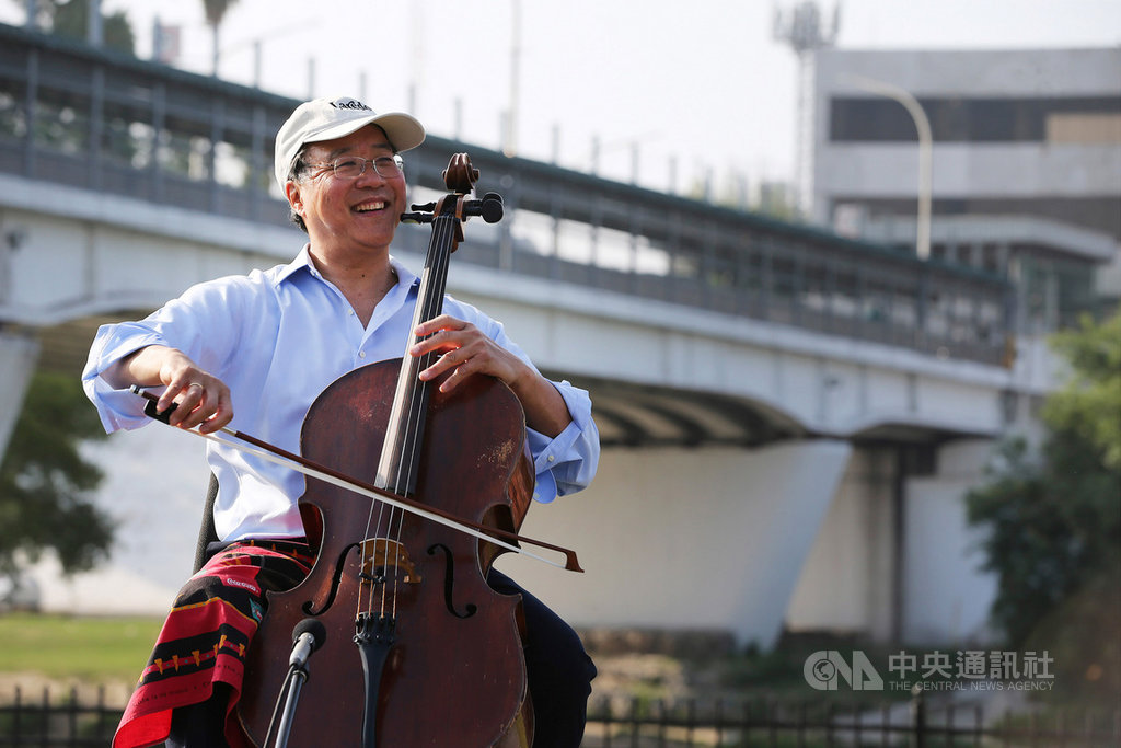 大提琴家馬友友(圖)發起行動日,希望藉傾聽世界各地聲音,匯聚各地文化力量。在德州行動日中,馬友友在美墨邊界演奏,探討文化要如何在國界上的社區建立橋梁,發人省思。(牛耳藝術提供)中央社記者趙靜瑜傳真 109年2月18日