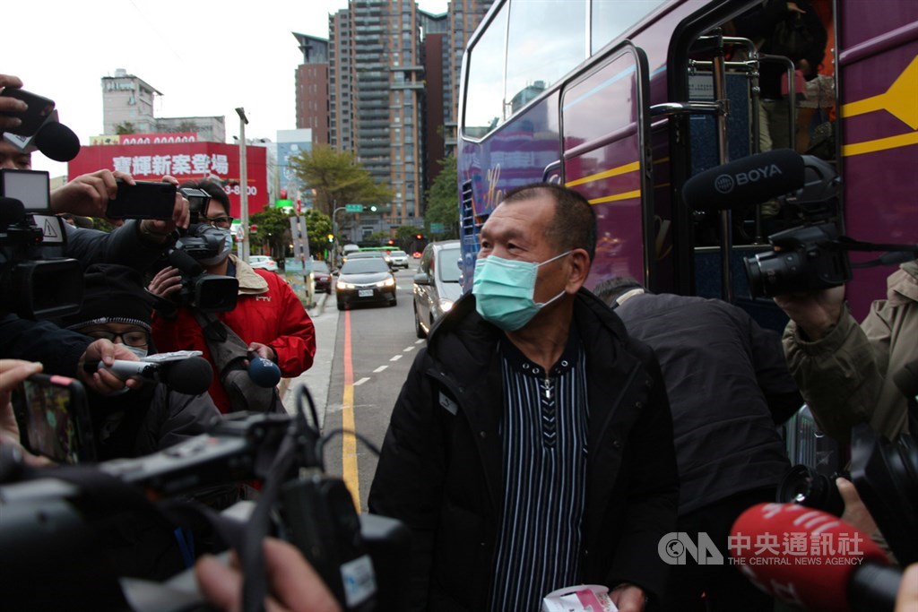 首批武漢包機回台的台商18日解除隔離,並宣導返家後需進行自主健康管理。其中在中區檢疫場所的69人18日一早分乘3輛遊覽車「出關」,他們直呼「回家真好」,並對政府協助返台表達感謝。中央社記者蘇木春攝 109年2月18日